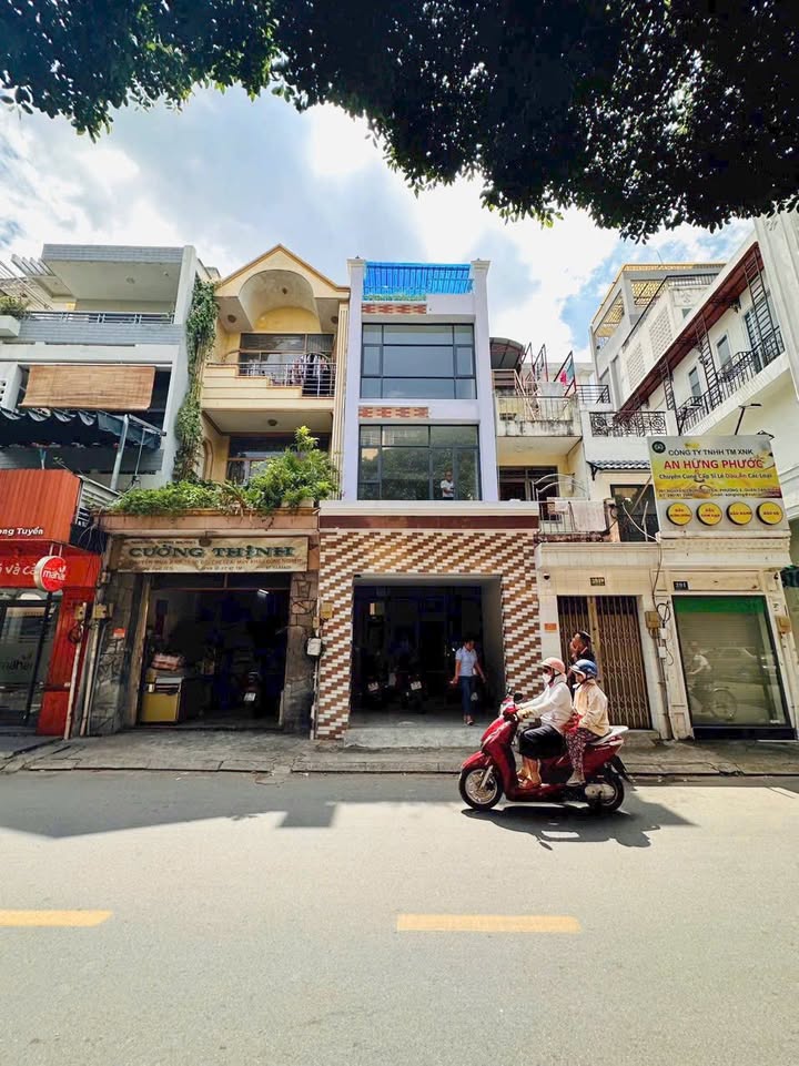 Nhà phố mặt tiền Nguyễn Trọng Tuyển 70m² - Mặt tiền kinh doanh sầm uất!