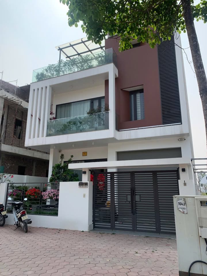 Nhà phố Ngô Gia Tự 98m² 34 tỷ - Mặt tiền kinh doanh, sổ đỏ!