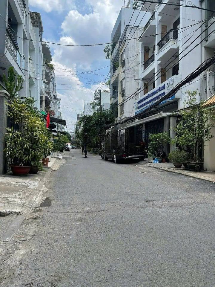 Cho thuê nhà hẻm 8m đường 3 Tháng 2, Quận 10 - 220m2, 3PN, giá 35 triệu