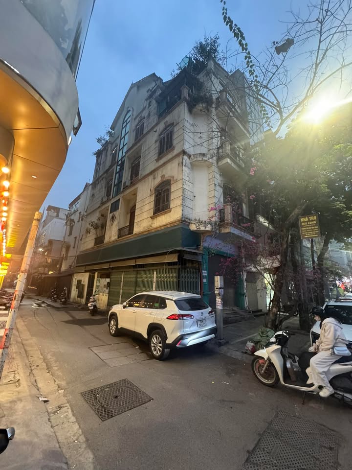 Nhà Phố Lô Góc Nguyên Hồng 80m² - Vị trí đắc địa, kinh doanh đỉnh!