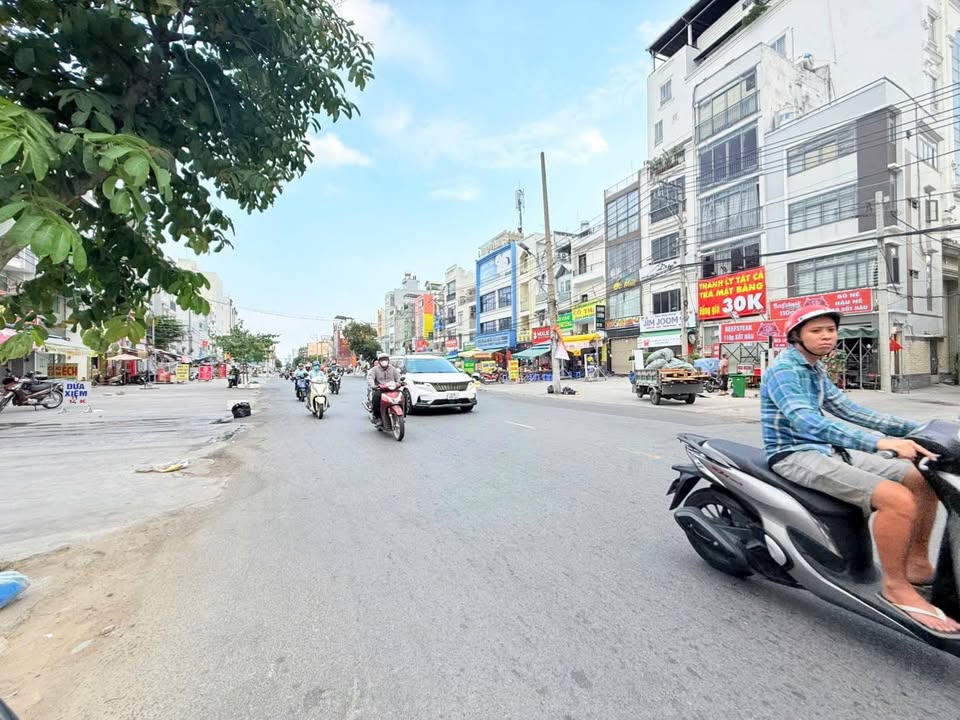 Nhà Mặt Tiền Cách Mạng Tháng 8, Tân Bình - 70m², 5 Tầng, Giá 24 Tỷ