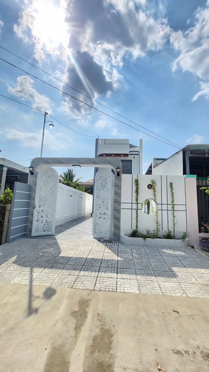 Nhà riêng P. Long Hoa, Tây Ninh 180m² - Ô tô vào tận nhà, sẵn sàng ở ngay!