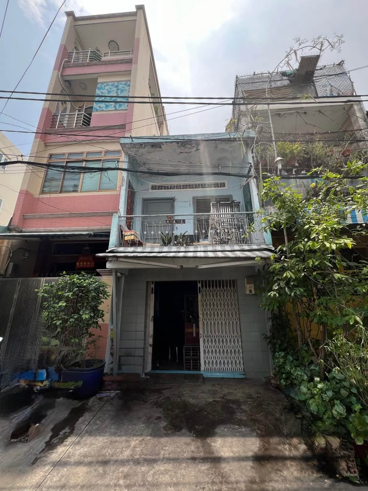 Nhà 49m² Lạc Long Quân, Q.11 - Hẻm To, Giá 6.5 Tỷ, Sẵn Sàng Xây Mới