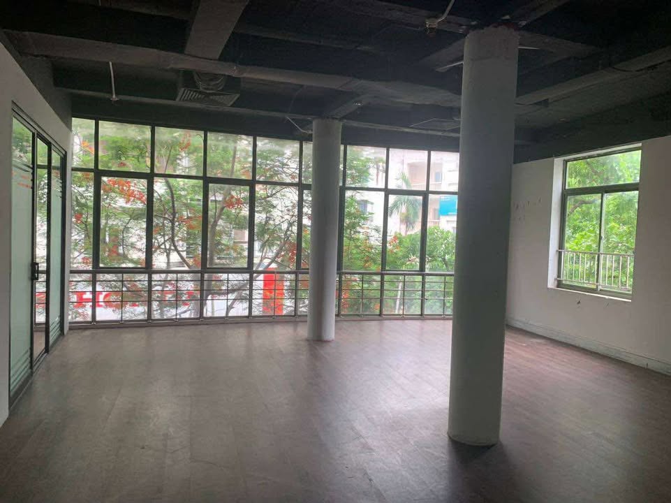 Văn phòng 90m² Bà Triệu - View thoáng, 2 mặt kính, sẵn sàng hoạt động