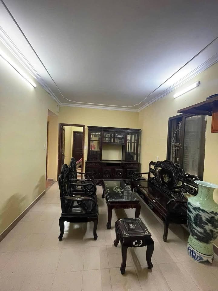 Cho thuê Căn hộ Tập thể 120m² Giải Phóng, Đống Đa - 3PN, Ban công Rộng