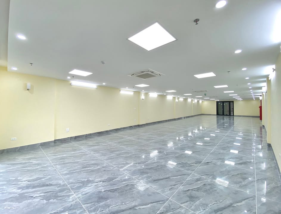 Cho thuê MBKD Đống Đa 300m² mặt đường lớn - Sẵn sàng hoạt động