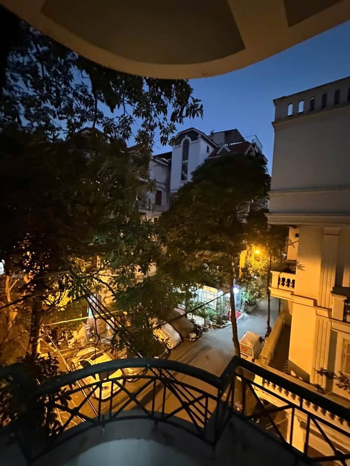 Cho thuê VP 35m² lô góc, Ngõ 95 Hoàng Cầu, Đống Đa - Giá 6 Triệu/Tháng