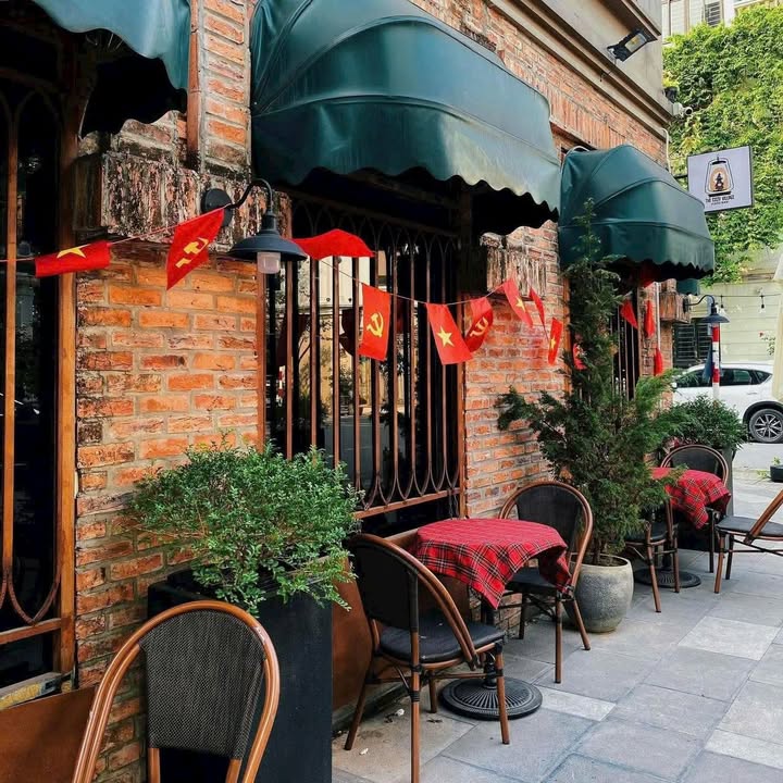 Cho thuê nhà mặt phố Tràng Tiền, Hoàn Kiếm 100m² - Vị trí kinh doanh đắc địa