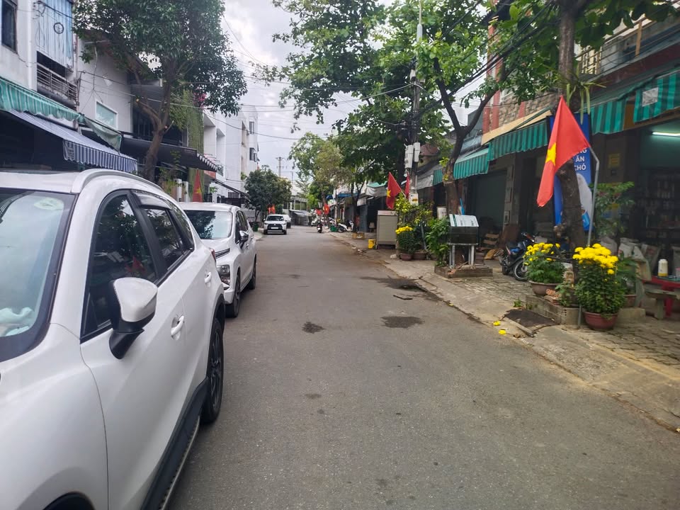 Nhà 2 Tầng Mặt Tiền Nguyễn Tất Thành, Đà Nẵng - 100m² Giá Tốt