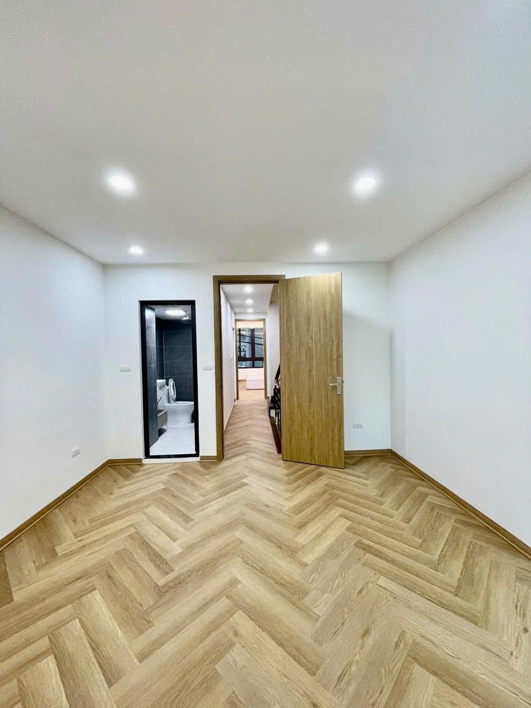 Nhà riêng Dịch Vọng Hậu 50m² - 13.8 Tỷ - Ô tô đỗ cửa, Vị trí Kim Cương!