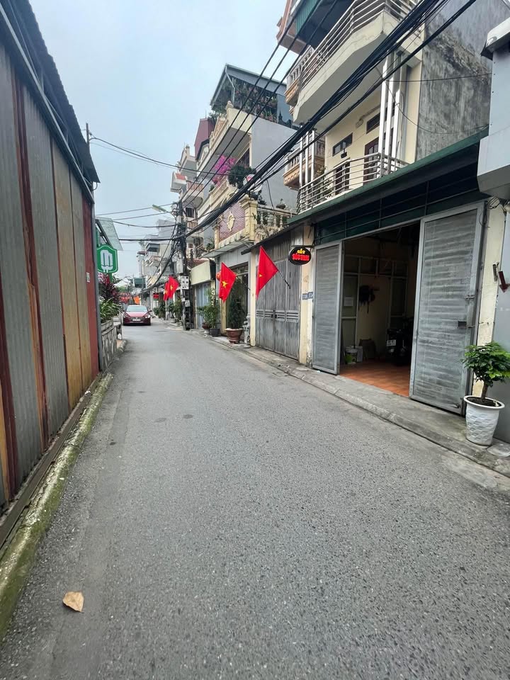 Đất tặng nhà cấp 4 Ngọc Thụy 58m² - Sổ đỏ chính chủ, ô tô tránh!