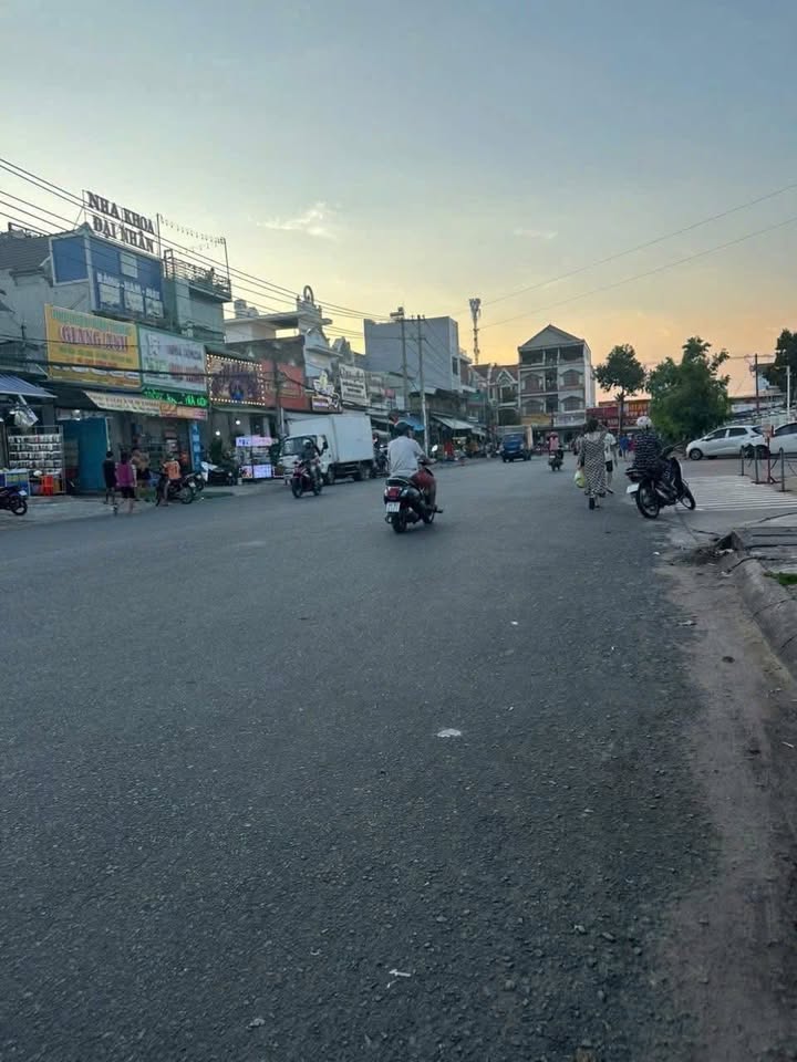 Nhà phố mặt tiền Dĩ An 250m² giá 14 tỷ - Mặt tiền kinh doanh sầm uất