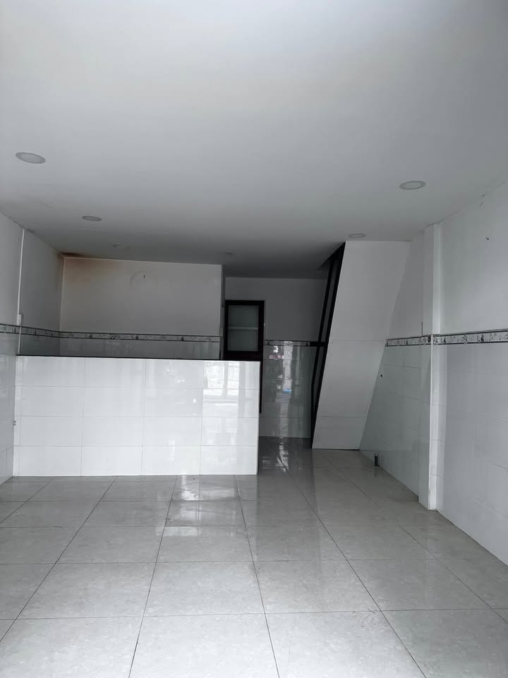 Nhà Phố Lạc Long Quân, Quận 11 36.4m² - Mặt tiền kinh doanh!