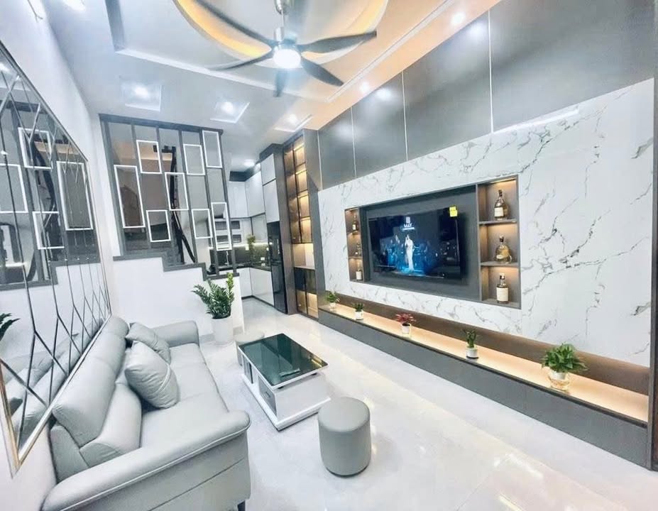 Nhà 38m² Hoàng Quốc Việt, Cầu Giấy - 8.x Tỷ, Ô tô sát nhà