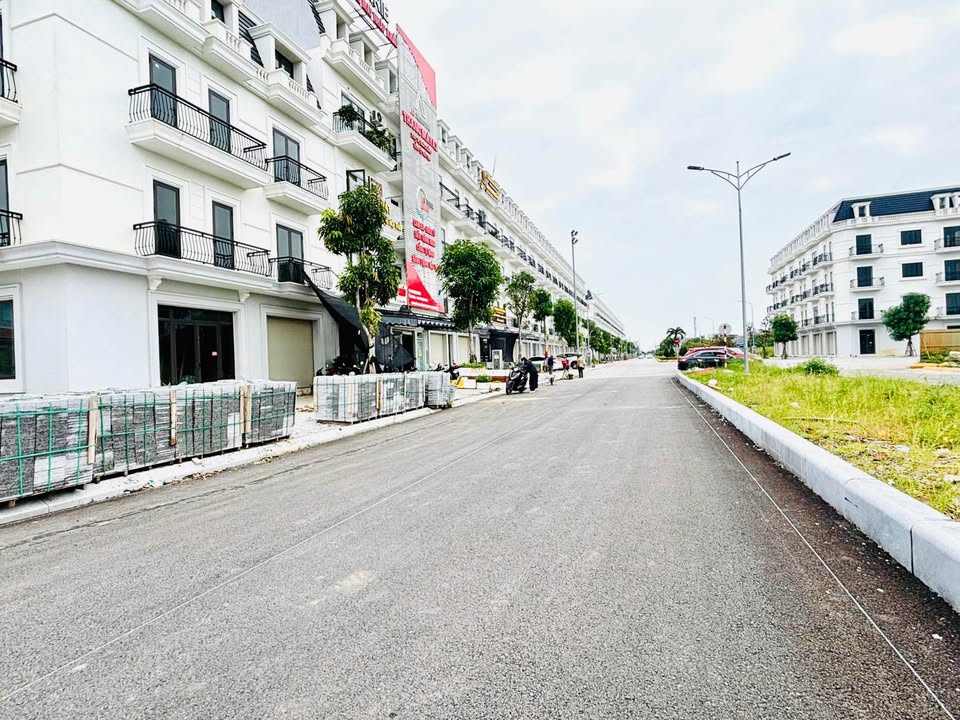 Nhà Mặt Tiền Hồ Sen, Thanh Hóa - 90m², 4 Tầng, Kinh Doanh Đỉnh Cao