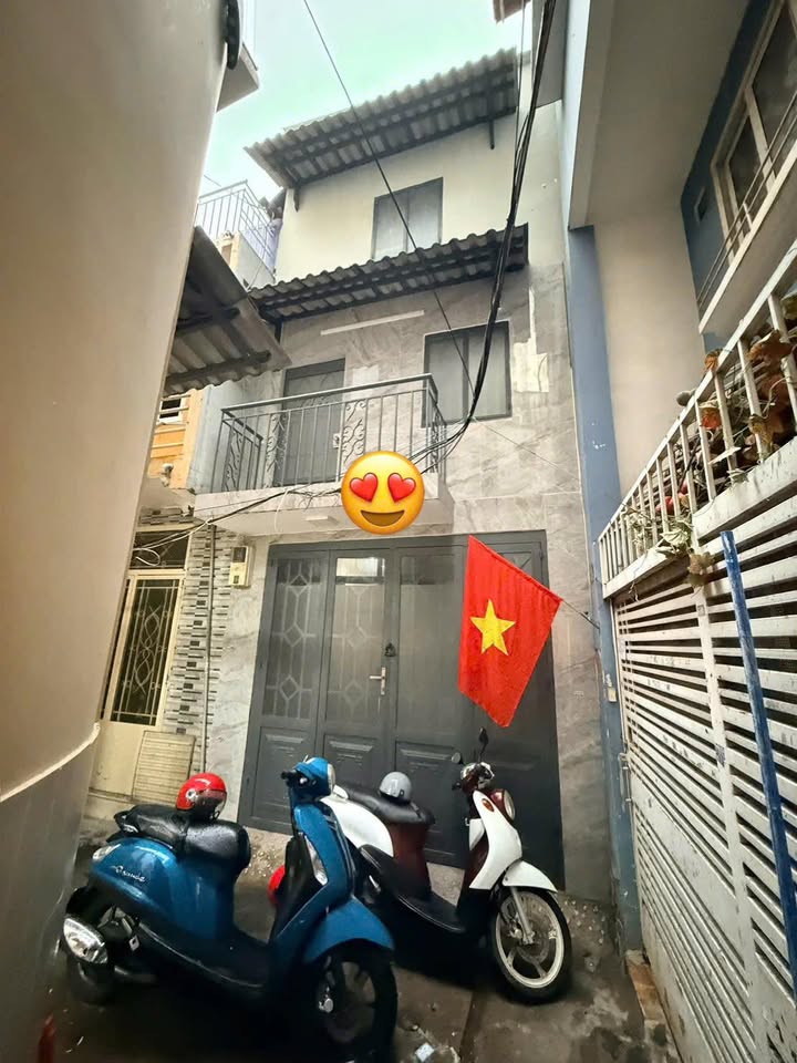 Nhà Q1 Ngang 8m, 3 Tầng - Giá 5.4 Tỷ, Sổ Hồng Riêng