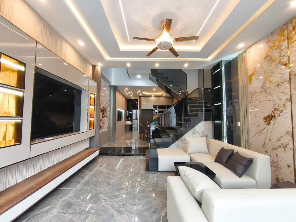 Nhà 3 Tầng Hòa Xuân 100m² - Ô Tô Vào Nhà, Full Nội Thất