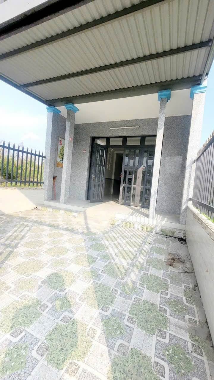 Nhà Mặt Tiền Cần Giuộc 80m² - Mặt Tiền Kinh Doanh, Sổ Hồng Sẵn!