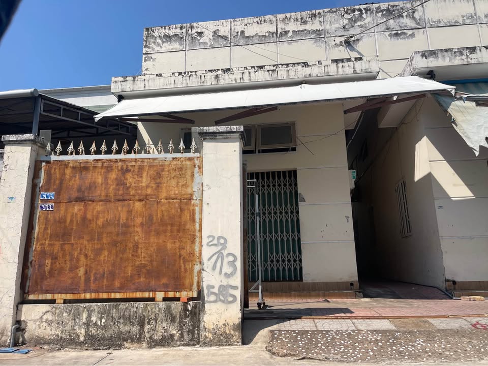 Bán Gấp Nhà Cấp 4 Mặt Tiền Hẻm 585 CMT8, Quận 3 - 79m² Thổ Cư Chính Chủ