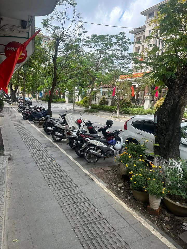 Mặt bằng kinh doanh Thuận Hóa Huế 9-10 triệu - Vỉa hè rộng