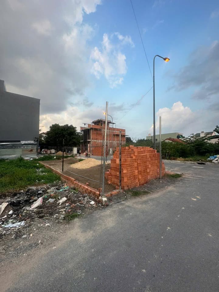 Đất Lô Góc 2 Mặt Tiền Ngay Chợ Thới Hoà, Bình Chánh - 90m² Sổ Hồng Thổ Cư