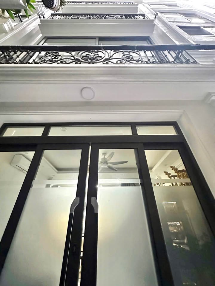 Nhà Phố Yên Hoà Cầu Giấy 35m² - Full Nội Thất, Sổ Đỏ Vuông Vắn - Giá 9.9 Tỷ