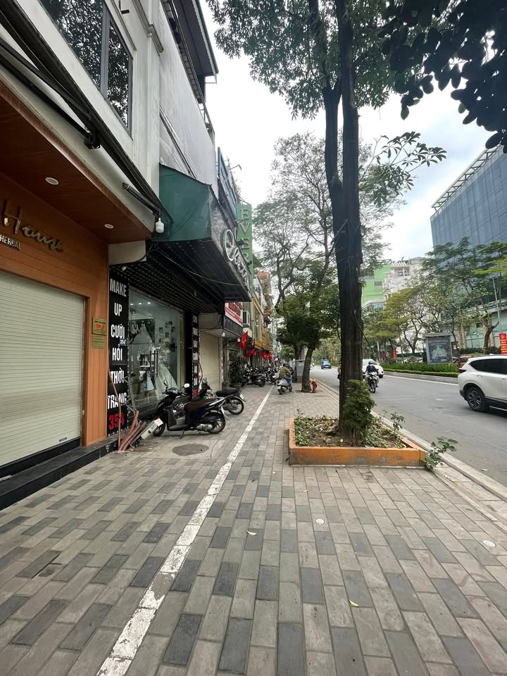 Nhà Phố Lạc Long Quân Tây Hồ 70m² - Mặt Tiền Kinh Doanh Đắc Địa!