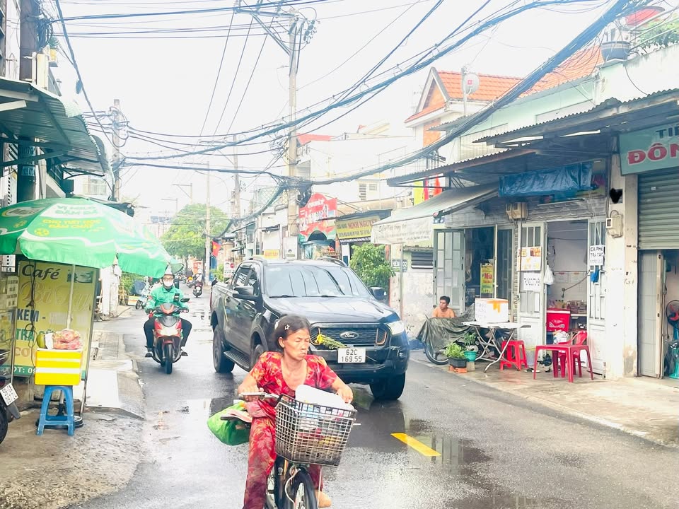 Nhà Phố Đông Hưng Thuận 196m² giá 17 tỷ - Mặt tiền kinh doanh đắc địa!