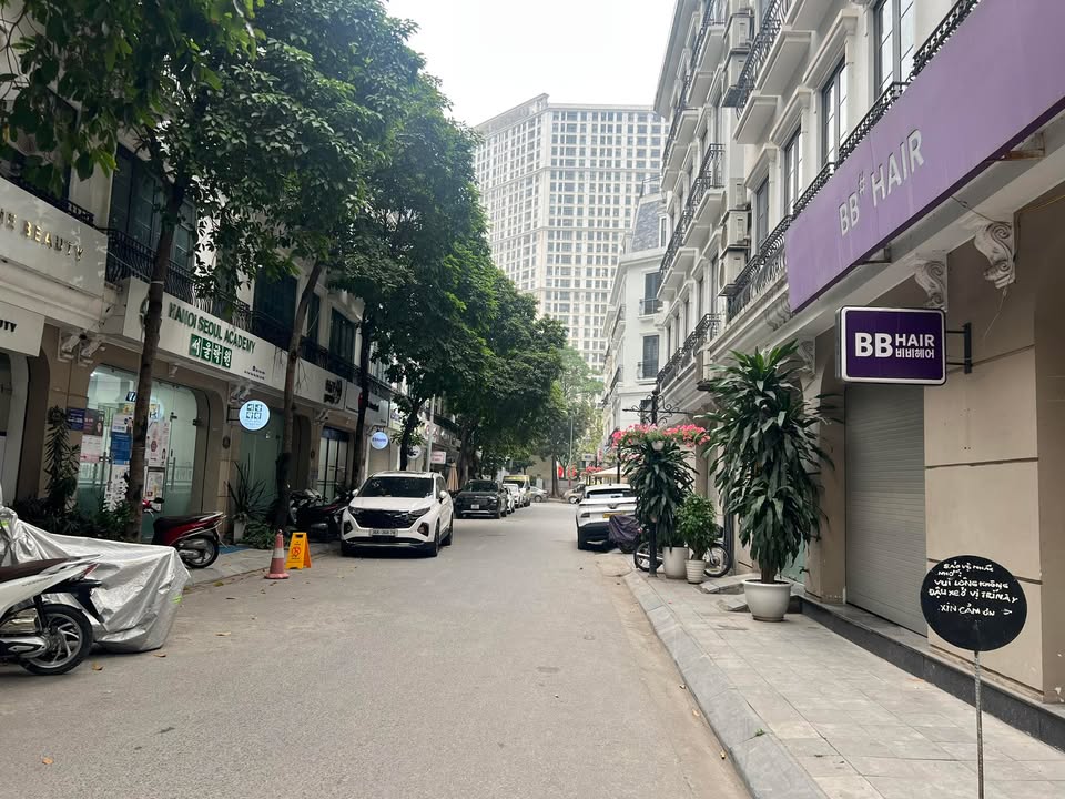 Nhà Đình Thôn 31.5m² - Giá 5 Tỷ, Sẵn Sàng Sang Tên, Gần The Manor