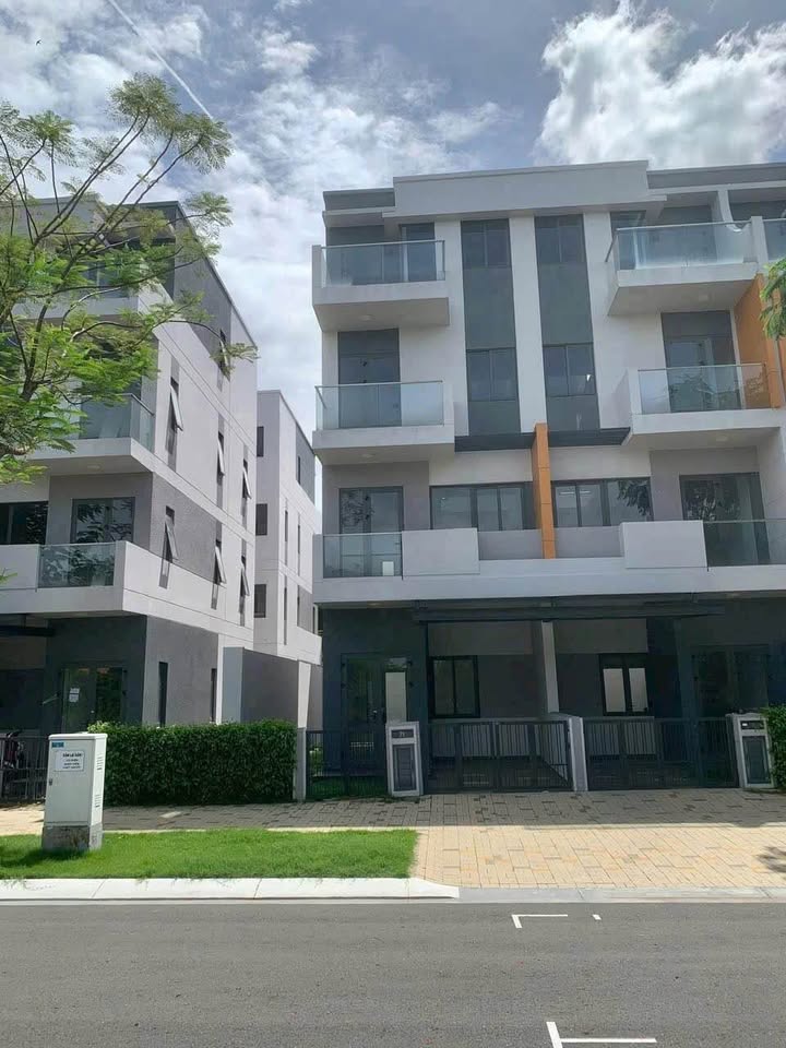 Nhà Phố Lovera Premier Bình Chánh - Góc Công Viên, 204.8m², Sổ Hồng Lâu Dài