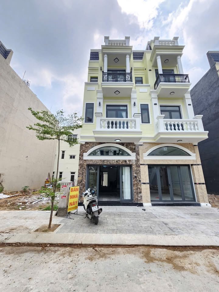 Nhà 3 Tấm 60m² Dĩ An - Sổ Hồng Hoàn Công, Full Nội Thất, Giá 5.5 Tỷ