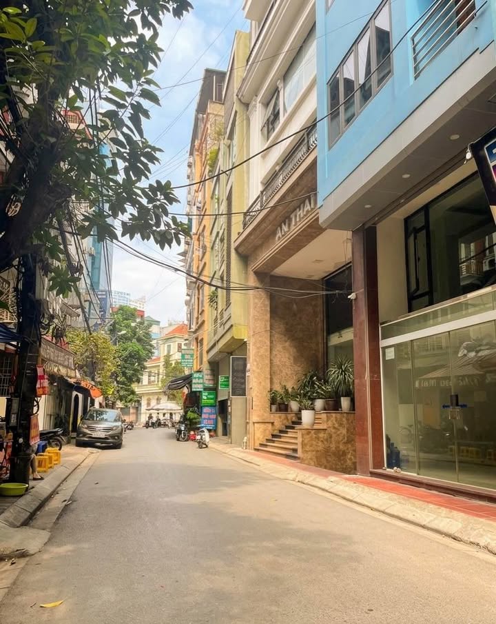 Nhà Phố Mặt Tiền Nguyễn Hoàng 70m² - Kinh doanh đỉnh, sổ đỏ sẵn!