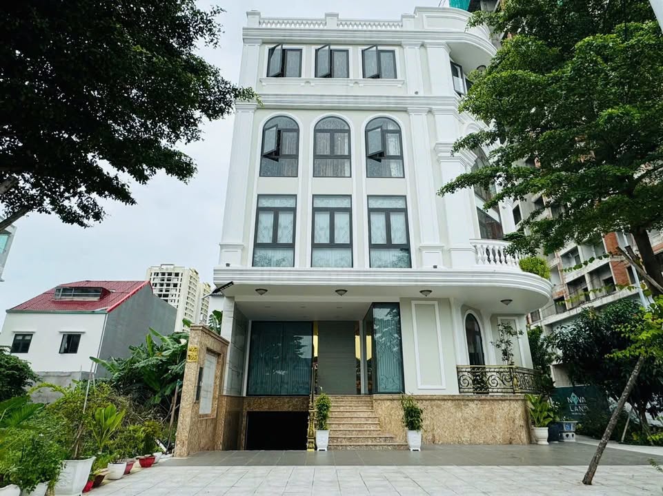 Cho thuê Tầng 2 Nhà Góc 200m² Mặt Tiền Trương Văn Bang, Quận 7 - Giá 40 Triệu/Tháng