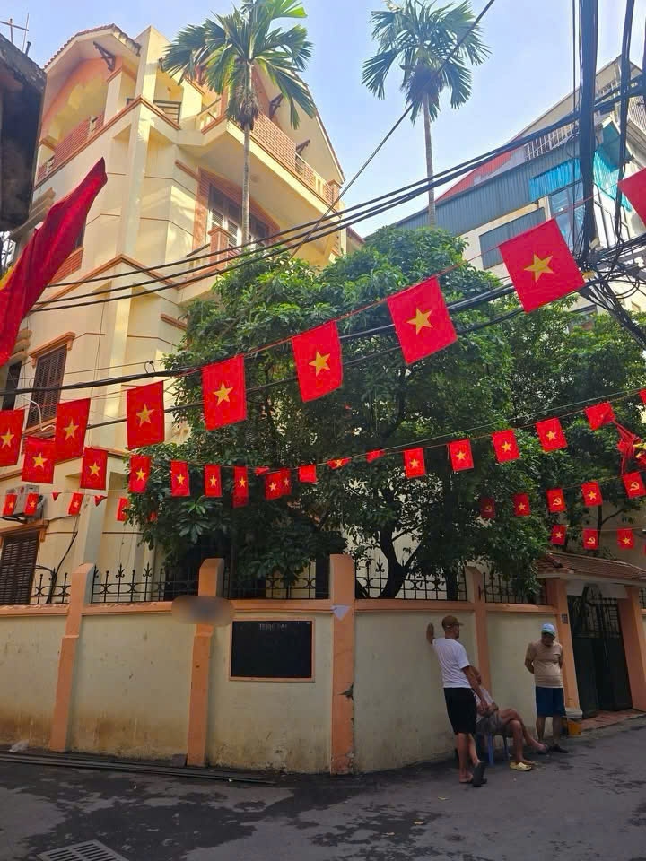 Biệt thự góc Dịch Vọng Hậu 156m² 4T - Gara ô tô, 3 thoáng - 37 Tỷ TL