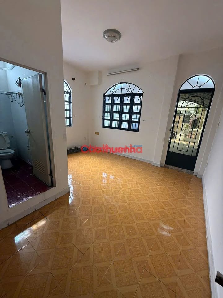 Cho thuê nhà 7PN mặt tiền K300, Tân Bình, 161m² - Kinh doanh đỉnh cao