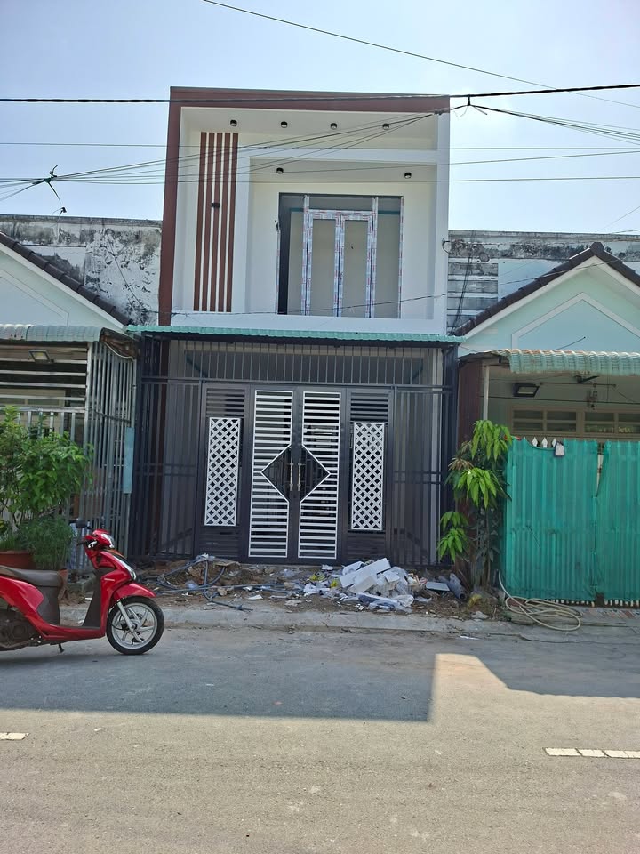 Nhà 70m² Hòa Lợi, Bến Cát - Sổ Sẵn, Giá 2.0 Tỷ, Sẵn Sàng Về Ở