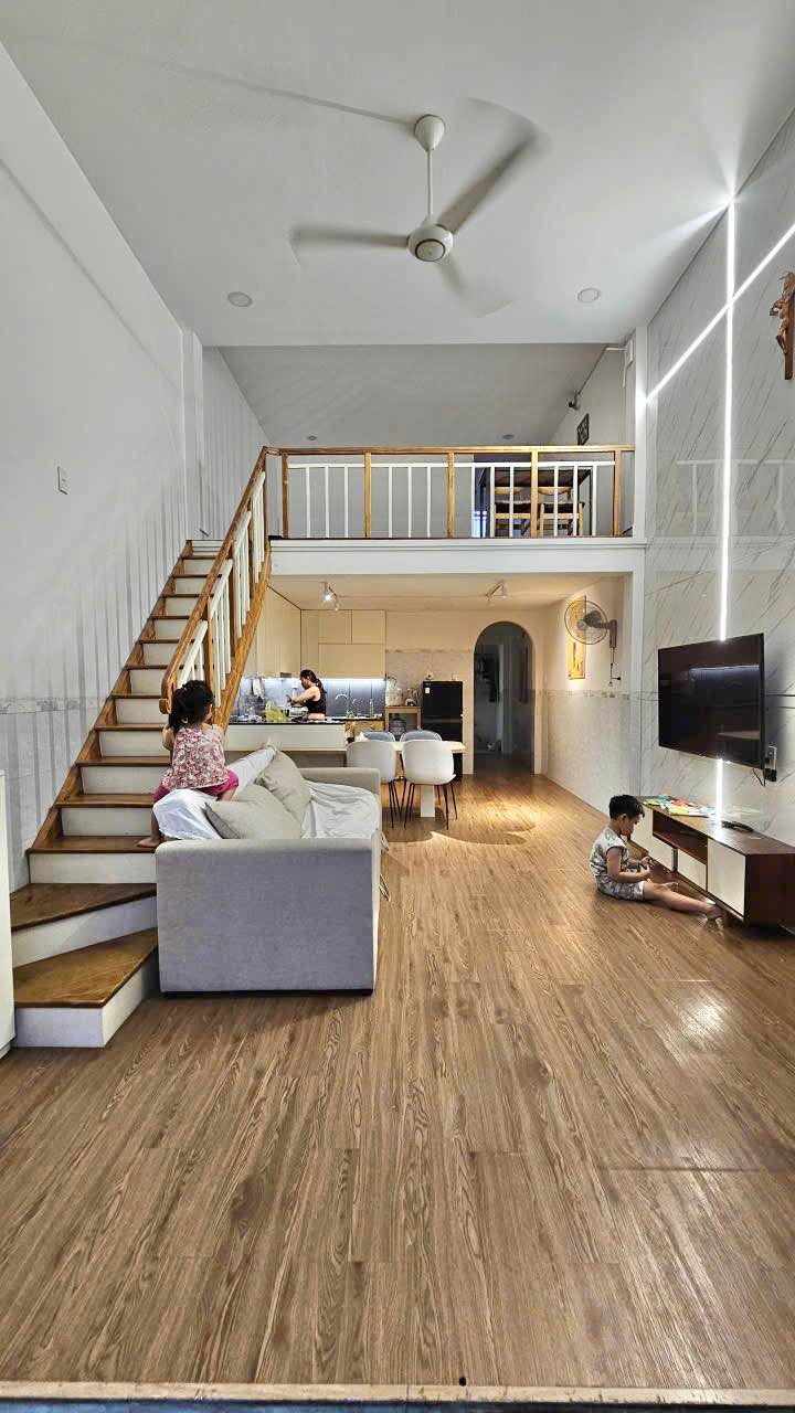 Nhà 65m² Dĩ An - Tặng Full Nội Thất Cao Cấp - Giá 1.35 Tỷ