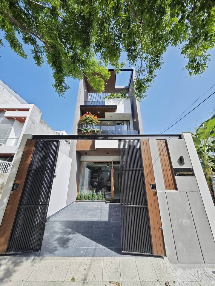 Nhà 3 Tầng Hòa Xuân 100m² - Hướng Tây Bắc - 8.8 Tỷ