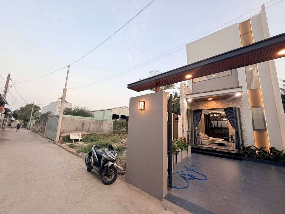 Nhà Phường 5 Mỹ Tho 110m² - Sát Quảng Trường, Ô tô 4m - 3 Tỷ