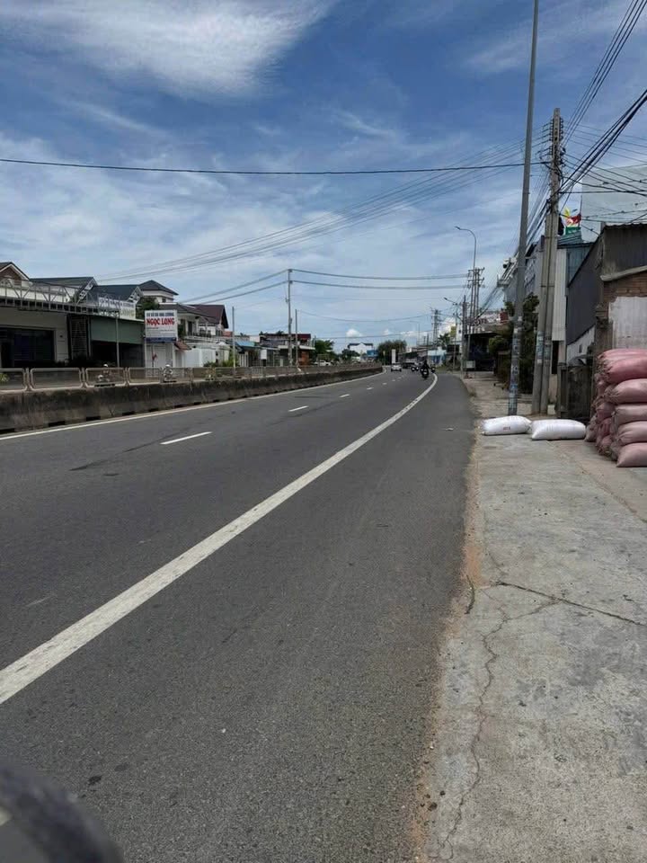 Bán Đất Nền Liền Kề Góc 2 Mặt Tiền Hẻm VLXD Phú Long, Bình Thuận - 100m²/lô