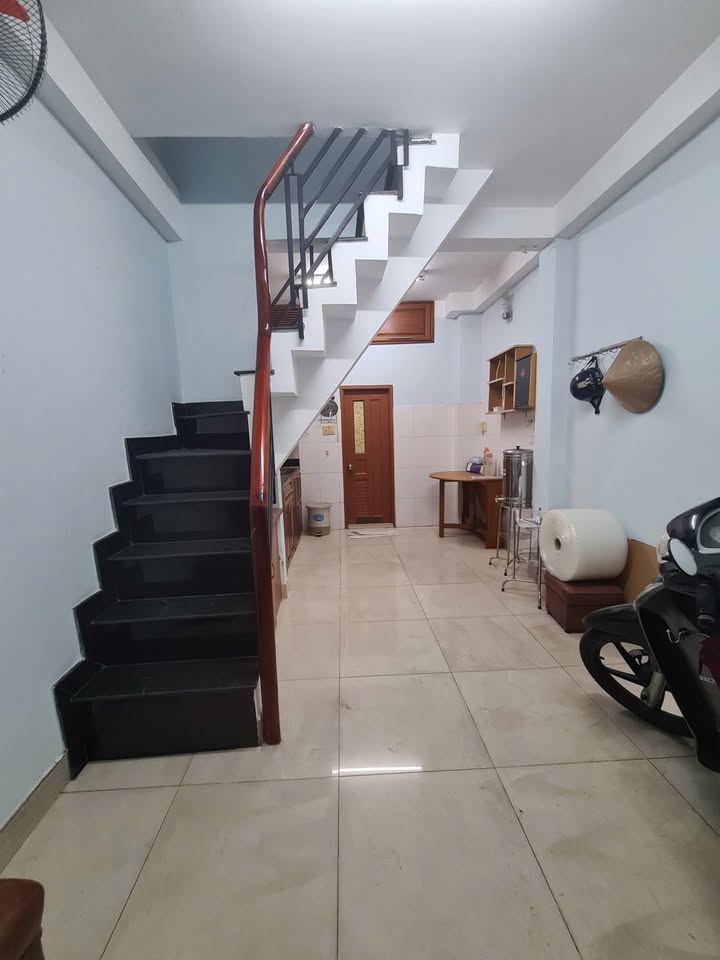 Nhà Hẻm Lý Thái Tổ Q10 24m² giá 12 triệu - Sẵn sàng ở ngay!