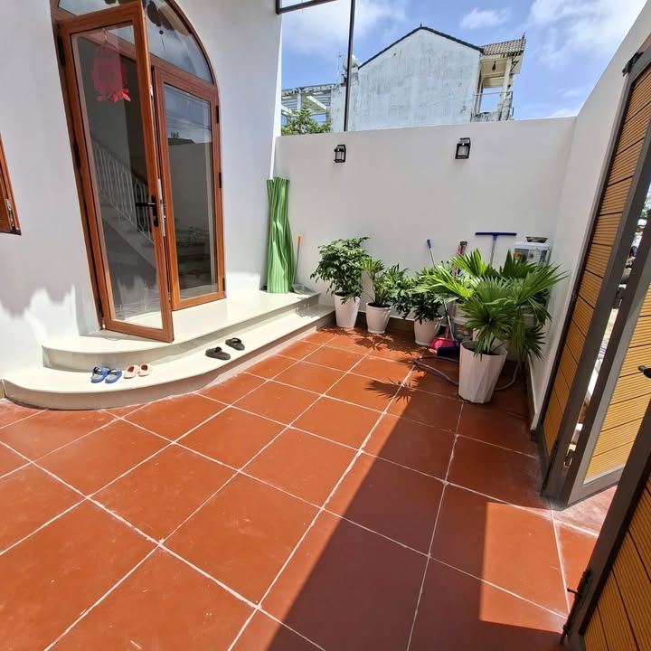 Cho thuê nhà 2 tầng mặt tiền đường Trung Hòa, Đà Nẵng - 4 PN, 15 triệu/tháng