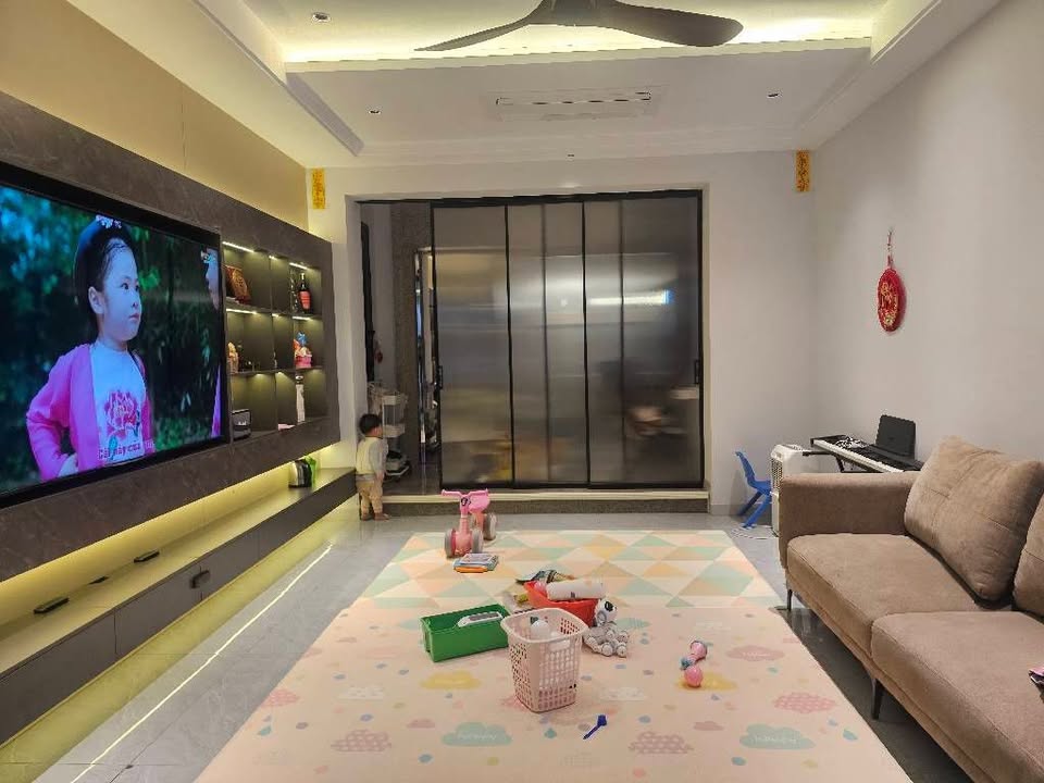 Nhà Lô Góc 6 Tầng Thang Máy Ngô Gia Tự, Long Biên - 41m², 12.45 Tỷ