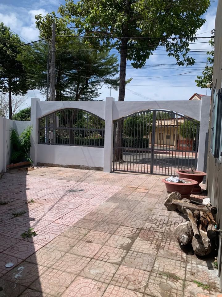 Nhà Mặt Tiền Kinh Doanh 196m² TT Long Điền - Giá 2.35 Tỷ