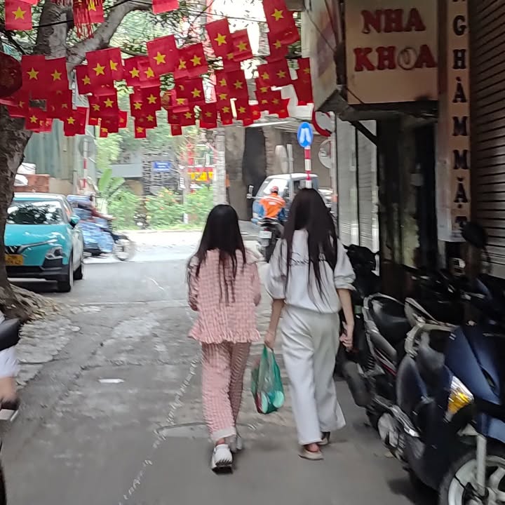 Nhà riêng Bến Xe Giáp Bát 35m² - Ô tô đỗ cửa, sổ đỏ vuông vắn!