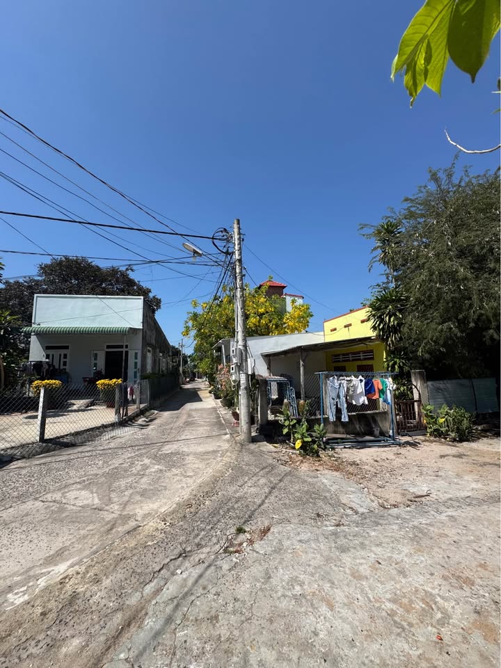 Đất La Gi 102m² giá 1 tỷ - Sổ hồng riêng, tặng nhà cấp 4!