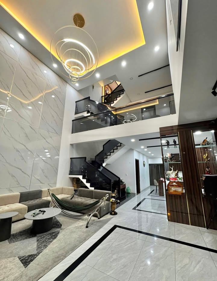 Nhà Phố Trần Thái Tông 45m² 12 Tỷ - Mặt tiền kinh doanh, Ô tô đỗ cửa!