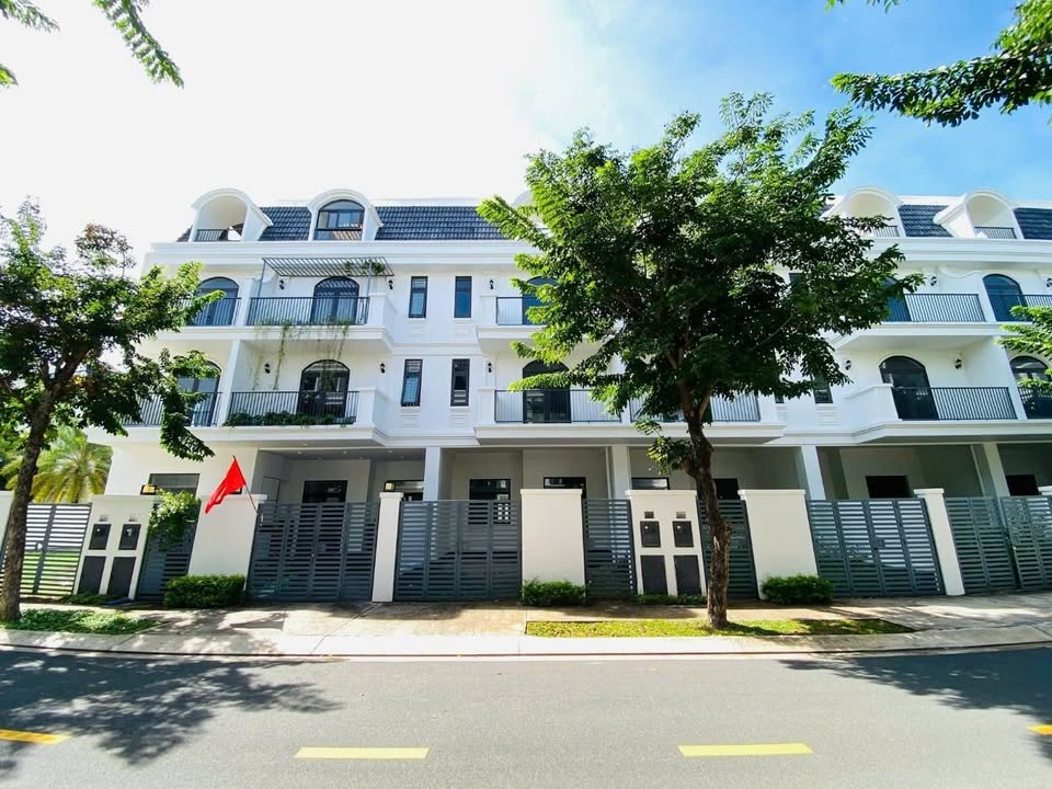 Nhà Phố 103m² Vũng Tàu - Sổ Sẵn, Giá 8.8 Tỷ, Trung Tâm Tiện Ích