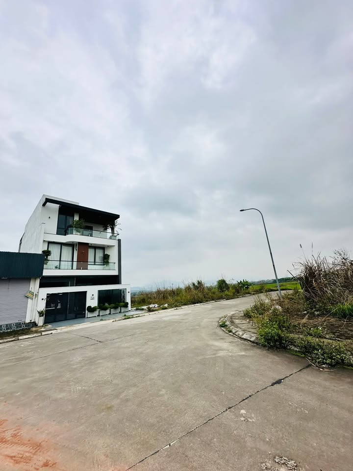 Đất nền Hoàng Tiến 184m² - Sổ đỏ chính chủ, vị trí vàng đầu tư!