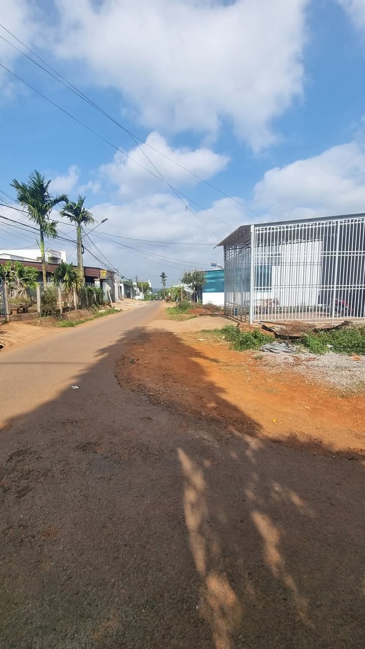 Đất nền Buôn Hồ 180m² giá 2.5 tỷ - Sổ đỏ chính chủ